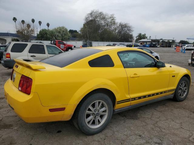 1ZVFT80N555113980 - 2005 FORD MUSTANG YELLOW photo 3