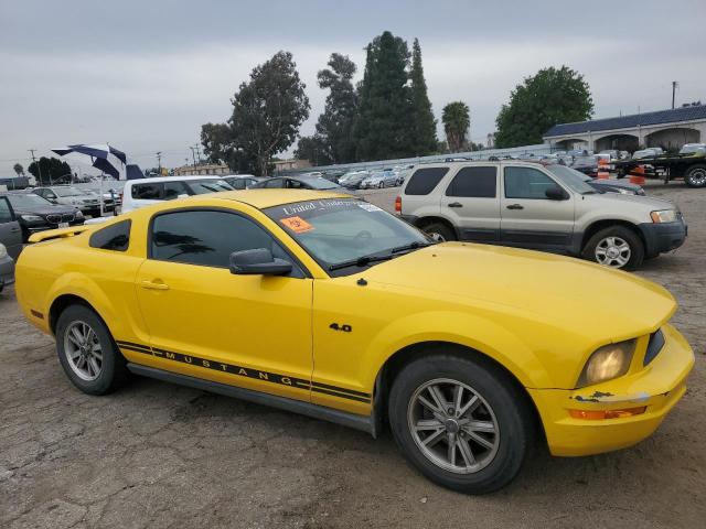 1ZVFT80N555113980 - 2005 FORD MUSTANG YELLOW photo 4