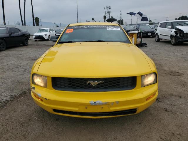 1ZVFT80N555113980 - 2005 FORD MUSTANG YELLOW photo 5