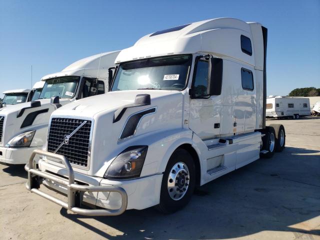 4V4NC9EH8JN896217 - 2018 VOLVO VN VNL WHITE photo 2