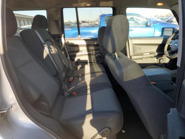 1J8HG48K28C200795 - 2008 JEEP COMMANDER SPORT Argent photo 11