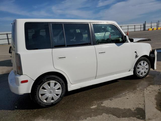 JTLKT324540145157 - 2004 TOYOTA SCION XB WHITE photo 3