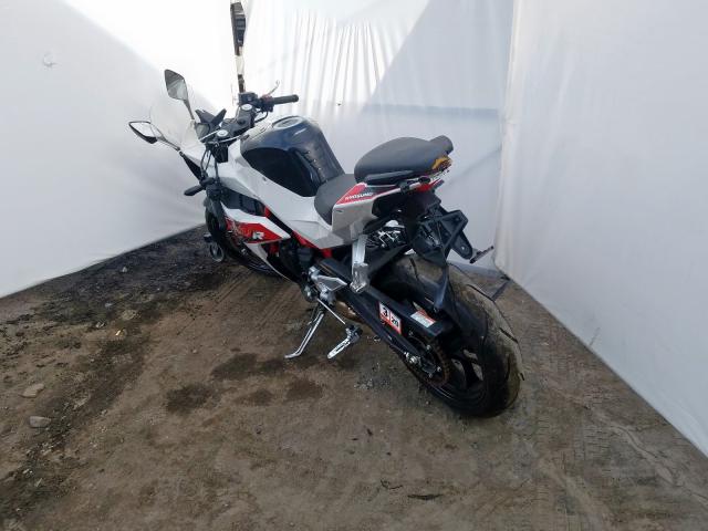 KM4EJ4284H1600228 - 2017 HYOSUNG GD250R  photo 3