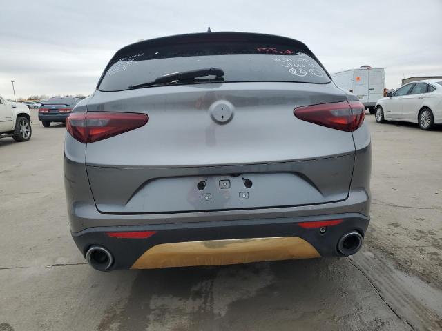 ZASFAKAN7J7B88724 - 2018 ALFA ROMEO STELVIO GRAY photo 6