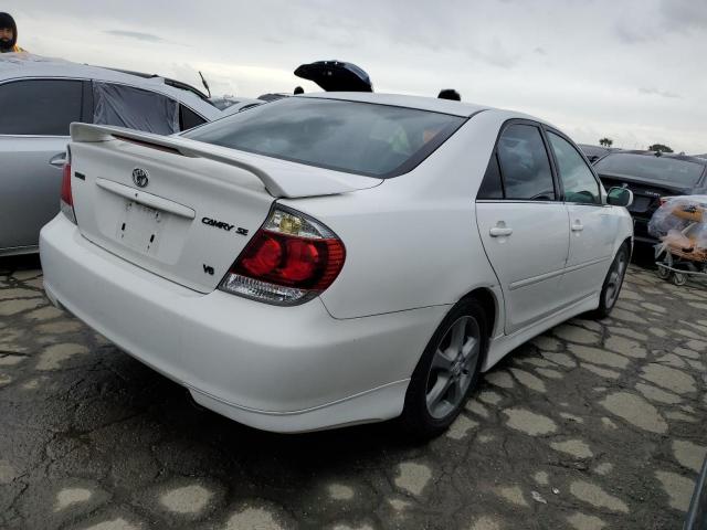 4T1BA30K55U507447 - 2005 TOYOTA CAMRY SE WHITE photo 3