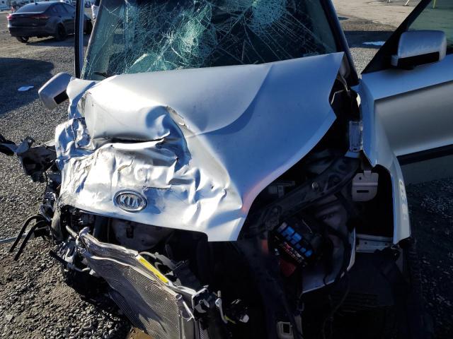 KNDJT2A21B7262563 - 2011 KIA SOUL + SILVER photo 11