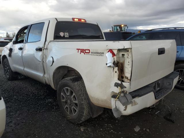 5TFDY5F11CX224414 - 2012 TOYOTA TUNDRA CREWMAX SR5 WHITE photo 2