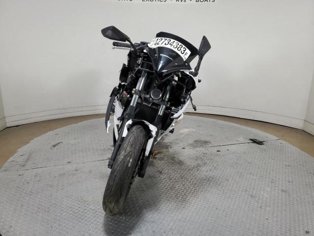 JKAEXEJ11HDA01035 - 2017 KAWASAKI EX650 J თეთრი ფოტო 2