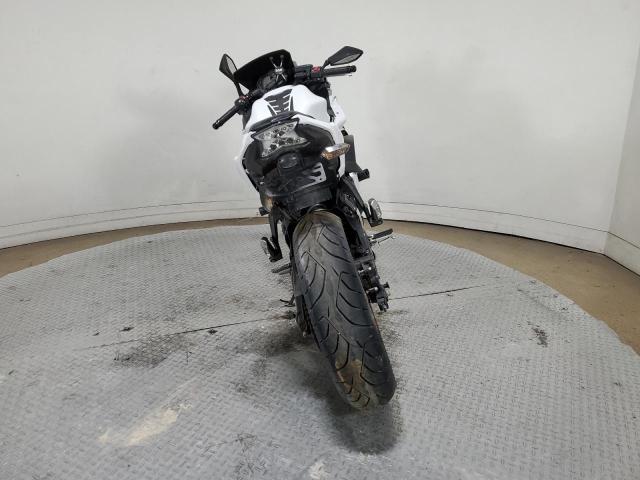 JKAEXEJ11HDA01035 - 2017 KAWASAKI EX650 J თეთრი ფოტო 4