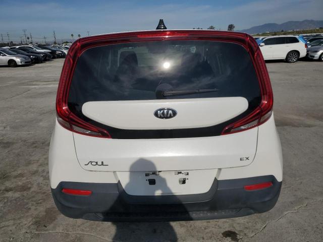 KNDJ33AUXL7093863 - 2020 KIA SOUL EX WHITE photo 6