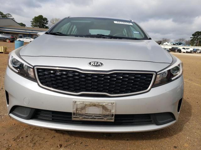 KNAFK5A84H5690417 - 2017 KIA FORTE LX SILVER photo 5