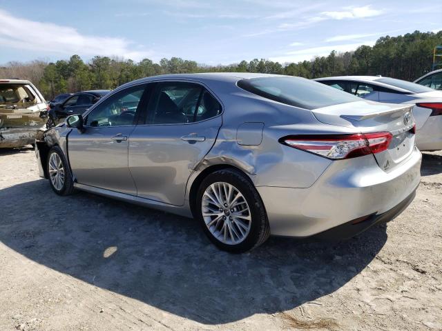 4T1B11HK8JU155838 - 2018 TOYOTA CAMRY L SILVER photo 2