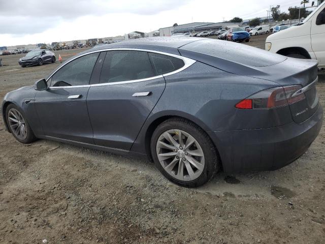 5YJSA1E22HF183131 - 2017 TESLA MODEL S ნაცრისფერი ფოტო 2