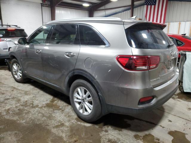 5XYPGDA38KG440832 - 2019 KIA SORENTO L GRAY photo 2