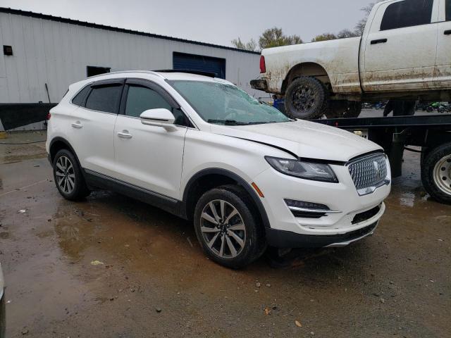 5LMCJ3C97KUL01889 - 2019 LINCOLN MKC RESERVE WHITE photo 4