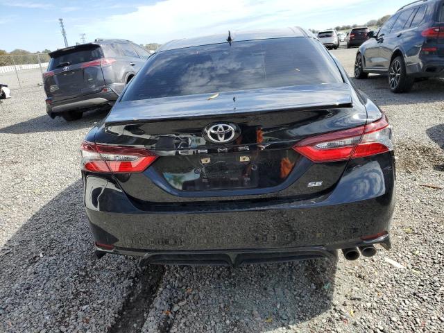 4T1G11AK8MU565723 - 2021 TOYOTA CAMRY SE BLACK photo 6