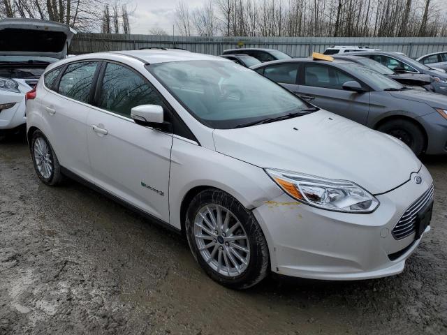 1FAHP3R46CL458382 - 2012 FORD FOCUS BEV WHITE photo 4