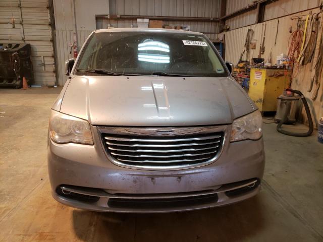 2C4RC1CG3DR645623 - 2013 CHRYSLER TOWN & COU TOURING L SILVER photo 5