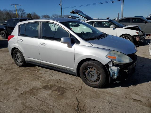 3N1BC13E88L450011 - 2008 NISSAN VERSA S SILVER photo 4