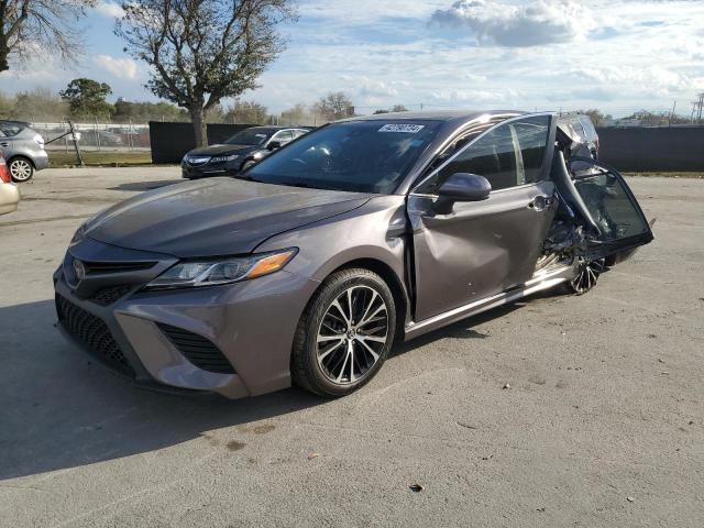 4T1B11HK2JU048445 - 2018 TOYOTA CAMRY L GRAY photo 1