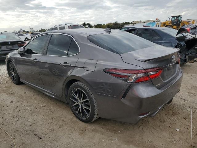 4T1G11AK2MU564227 - 2021 TOYOTA CAMRY SE GRAY photo 2