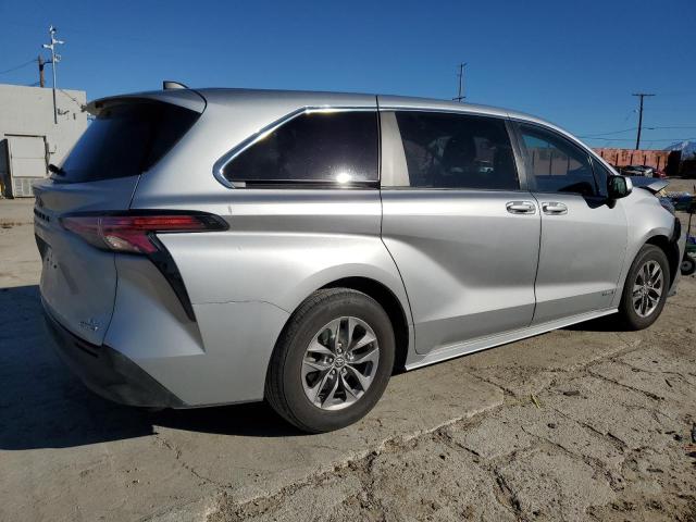 5TDKRKEC0MS028381 - 2021 TOYOTA SIENNA LE SILVER photo 3