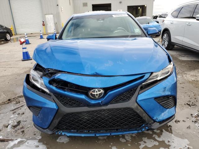 4T1G11AK9LU345568 - 2020 TOYOTA CAMRY SE BLUE photo 5