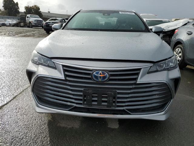 4T1AA1AB9MU004341 - 2021 TOYOTA AVALON XLE SILVER photo 5