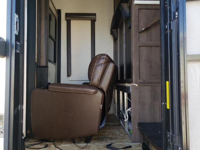 4YDF38224J4702862 - 2018 KEYSTONE MONTANA TAN photo 5