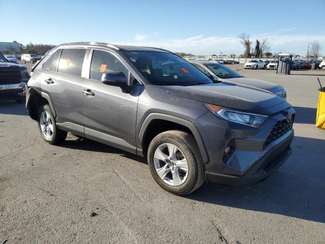 2T3W1RFV9LW095009 - 2020 TOYOTA RAV4 XLE GRAY photo 4