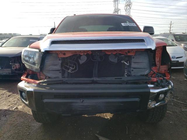 5TFDW5F12JX733821 - 2018 TOYOTA TUNDRA CREWMAX SR5 ORANGE photo 5