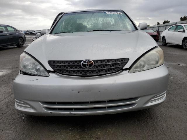 4T1BE30KX2U576327 - 2002 TOYOTA CAMRY LE SILVER photo 5