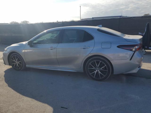 4T1G11AKXPU117908 - 2023 TOYOTA CAMRY SE NIGHT SHADE SILVER photo 2