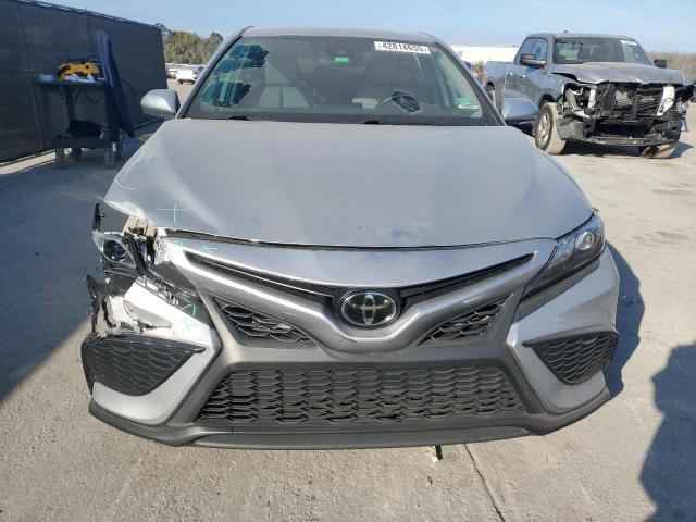 4T1G11AKXPU117908 - 2023 TOYOTA CAMRY SE NIGHT SHADE SILVER photo 5