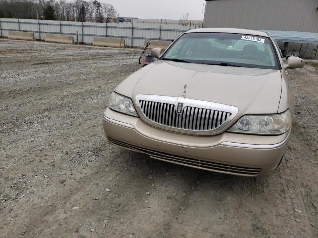 1LNHM81W94Y666317 - 2004 LINCOLN TOWN CAR EXECUTIVE GOLD photo 5