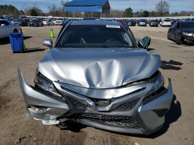 4T1B11HK1JU129453 - 2018 TOYOTA CAMRY L SILVER photo 5