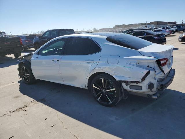 4T1B61HK1JU038619 - 2018 TOYOTA CAMRY XSE WHITE photo 2