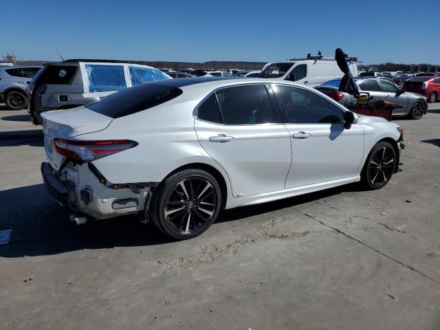 4T1B61HK1JU038619 - 2018 TOYOTA CAMRY XSE WHITE photo 3