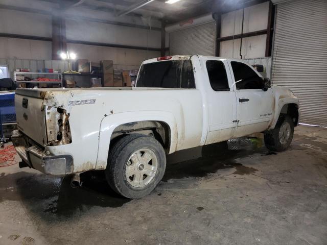 1GCSKSE31AZ124020 - 2010 CHEVROLET SILVERADO K1500 LT WHITE photo 3