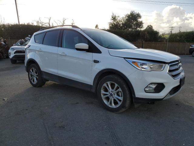 1FMCU0GD1JUC90832 - 2018 FORD ESCAPE SE WHITE photo 4