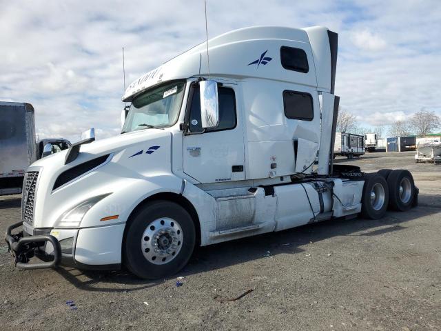 4V4NC9EJ1JN899169 - 2018 VOLVO VN VNL WHITE photo 2