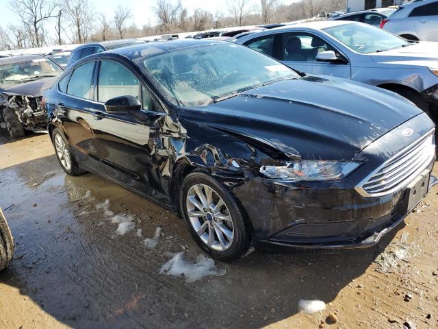 3FA6P0HD6HR241785 - 2017 FORD FUSION SE BLACK photo 4