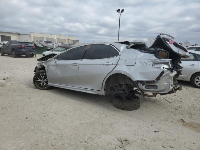 4T1G11AK7MU557662 - 2021 TOYOTA CAMRY SE SILVER photo 2