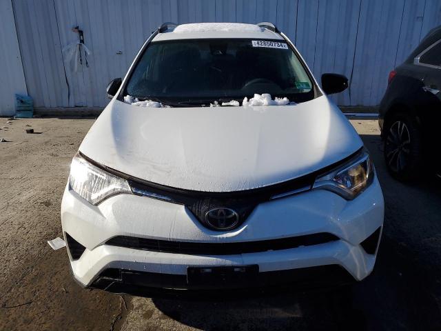 JTMBFREV2JJ204312 - 2018 TOYOTA RAV4 LE WHITE photo 5