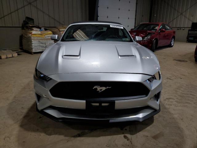 1FATP8UHXJ5155947 - 2018 FORD MUSTANG SILVER photo 5