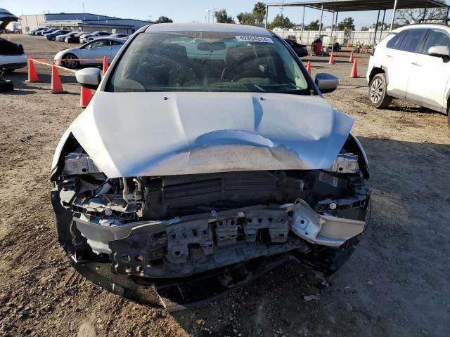 1FADP3F24JL262374 - 2018 FORD FOCUS SE SILVER photo 5