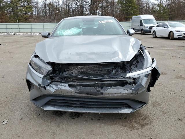 3KPF24AD1NE502253 - 2022 KIA FORTE FE GRAY photo 5