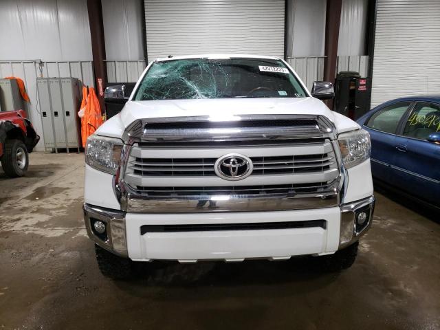 5TFAY5F19EX409767 - 2014 TOYOTA TUNDRA CREWMAX PLATINUM Weiß Foto 5