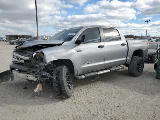 5TFDW5F17HX612230 - 2017 TOYOTA TUNDRA CREWMAX SR5 SILVER photo 1