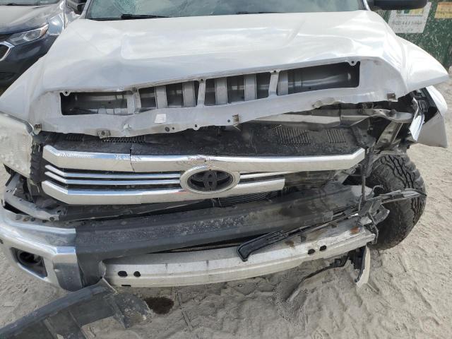 5TFDW5F17HX612230 - 2017 TOYOTA TUNDRA CREWMAX SR5 SILVER photo 11